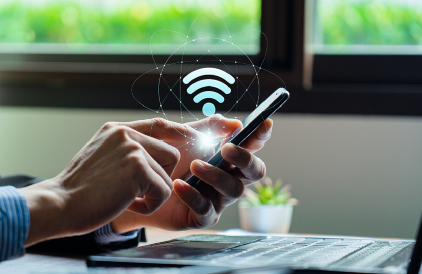 شخص يستخدم هاتف في مقهى متصل بالواي فاي